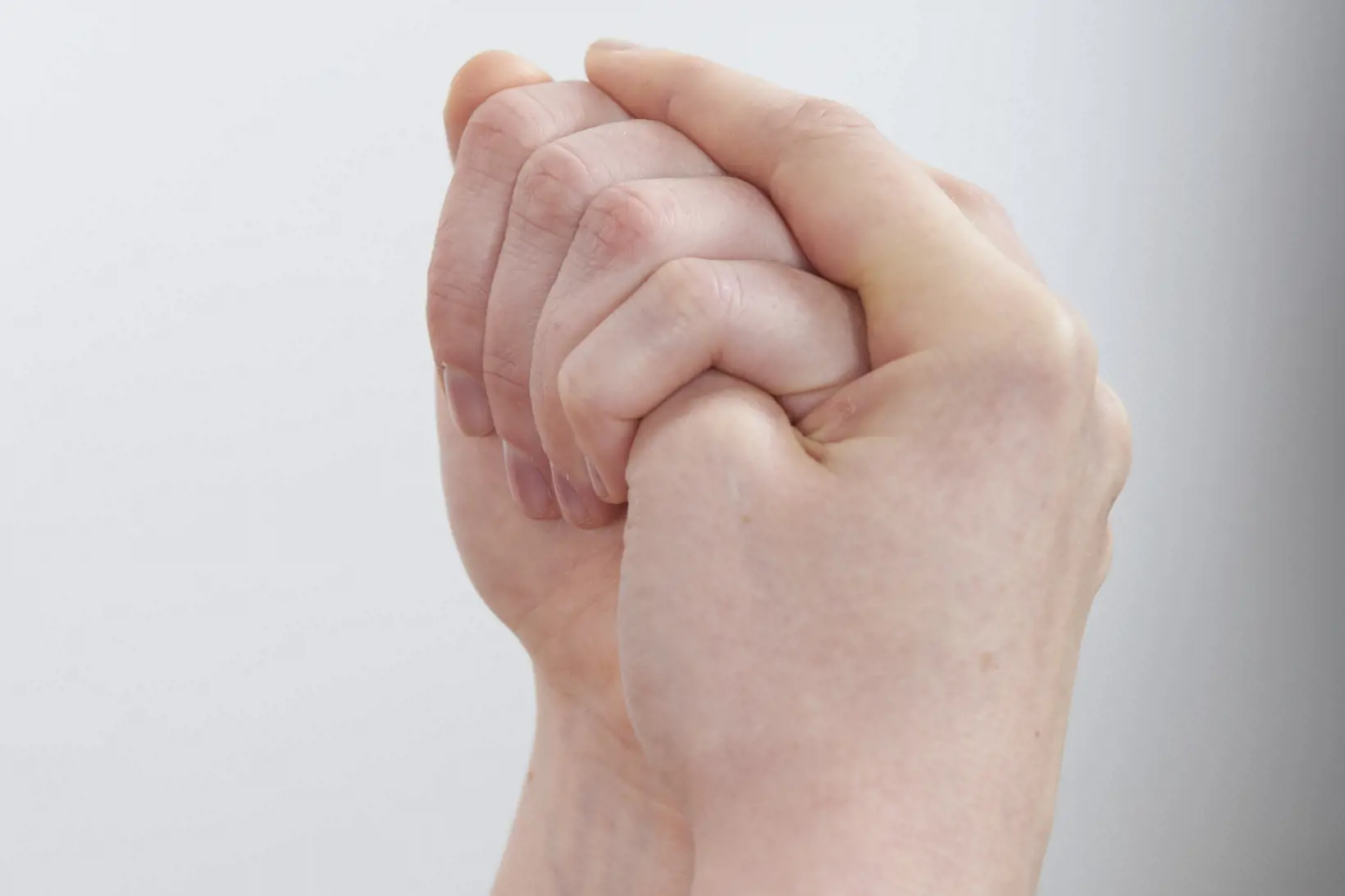 Strekk ytterste del av fingrene, mens du støtter fingrene med motsatt hånd. Knokene skal være bøyd.