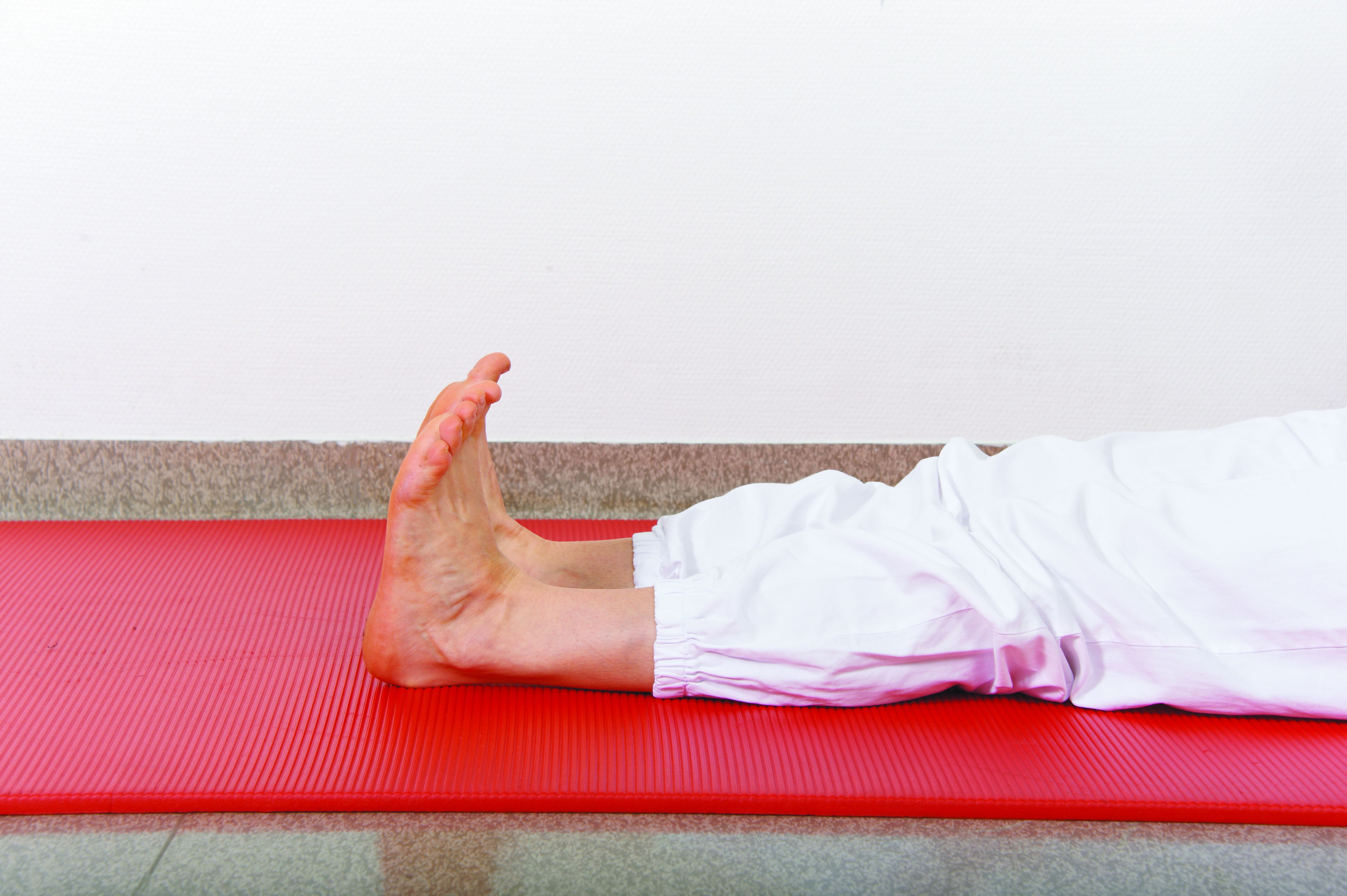 Bilde av øvelse: ligg med strake ben. Bøy og strekk godt opp og ned i anklene.