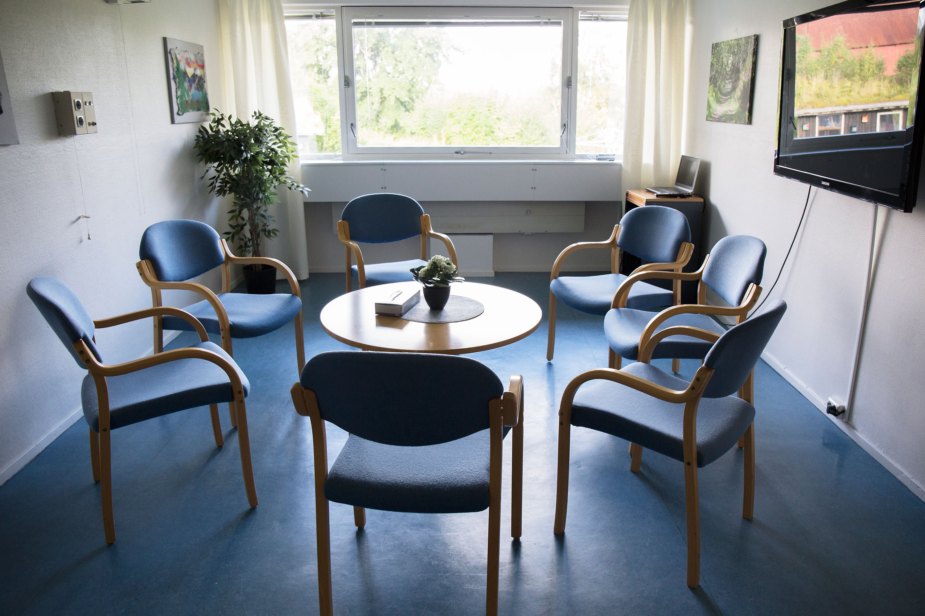 Et rom med stoler og et bord