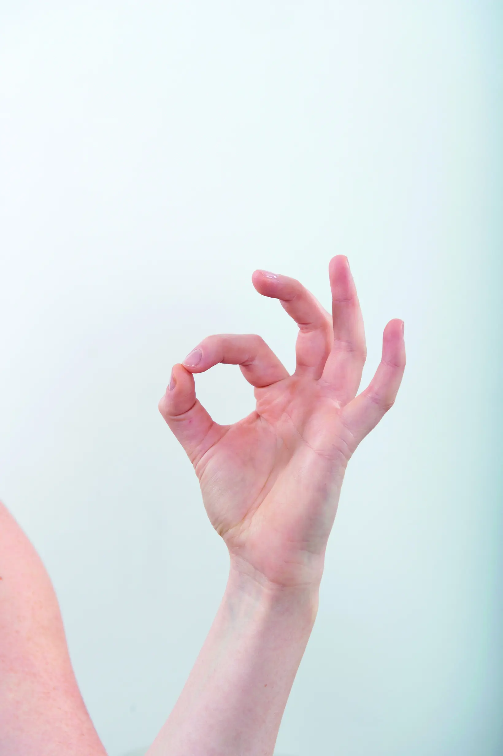 Bilde av en hånd hvor tommel og pekefinger er fingertupp mot fingertupp