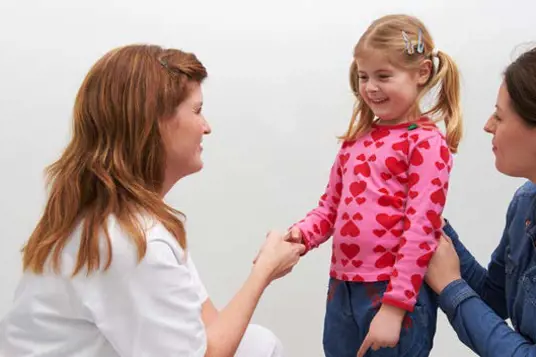 Radiolog hilser på barn som skal til undersøkelse
