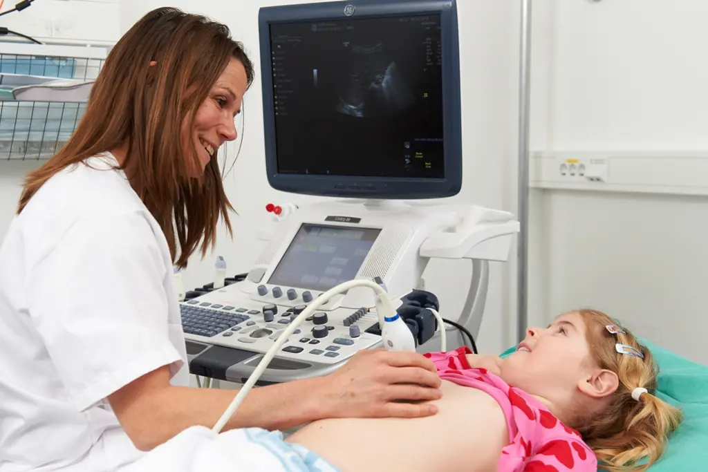 Radiolog og barn - ultralydundersøkelse. Bilde