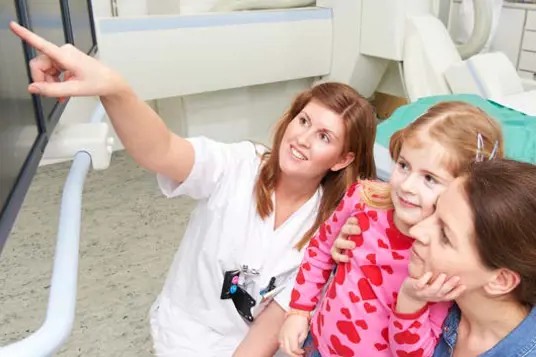 Radiolog viser jente og mamma bildene