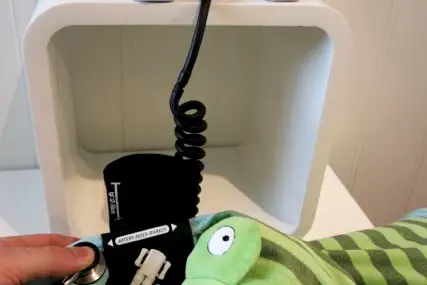 Blodtrykksmåleutstyr demonstreres på kosebamse. Foto