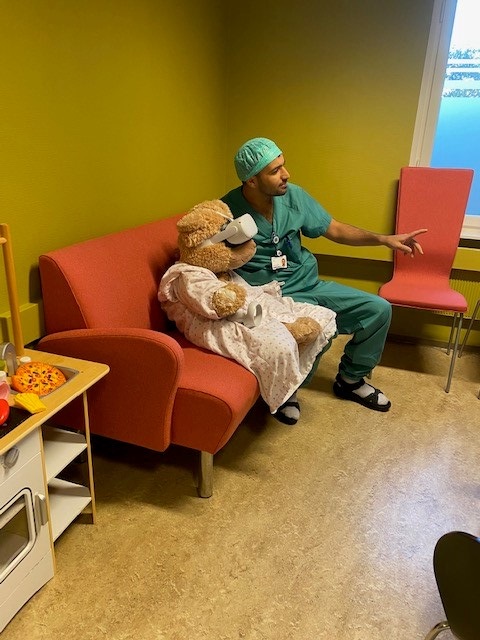 En bamse på et sykehus med VR-briller.