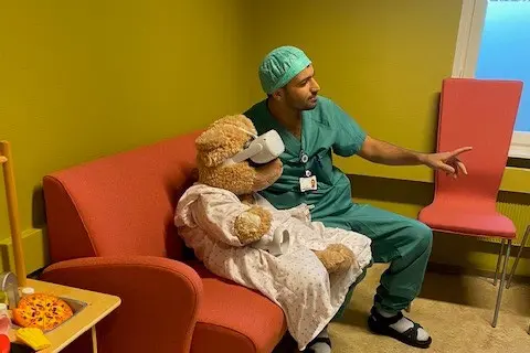 En bamse på et sykehus med VR-briller.