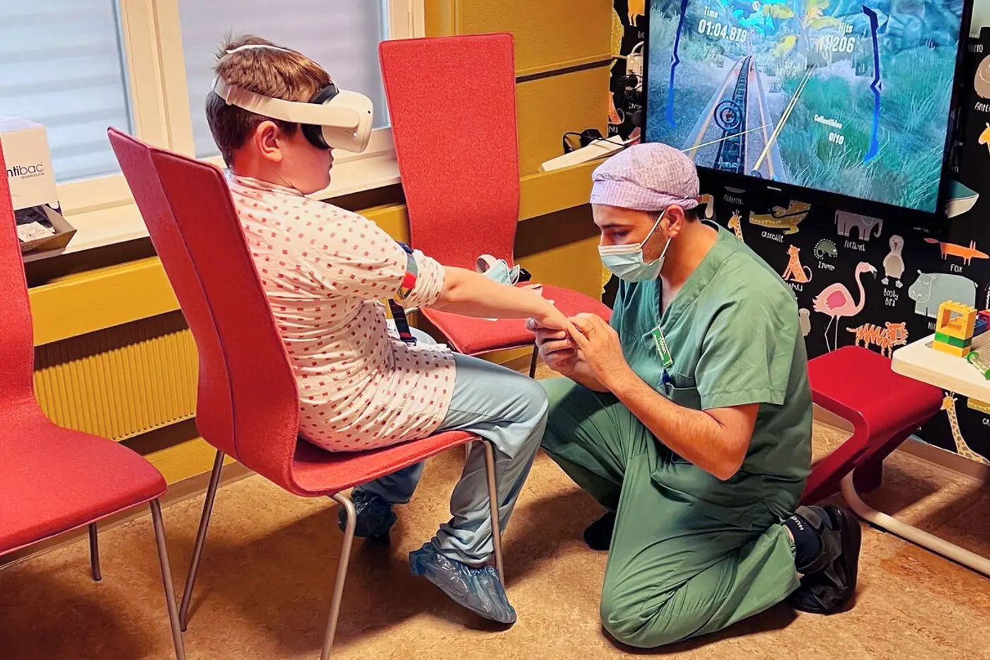 Sykepleier som legger inn kanyle mens barnet har på VR-briller