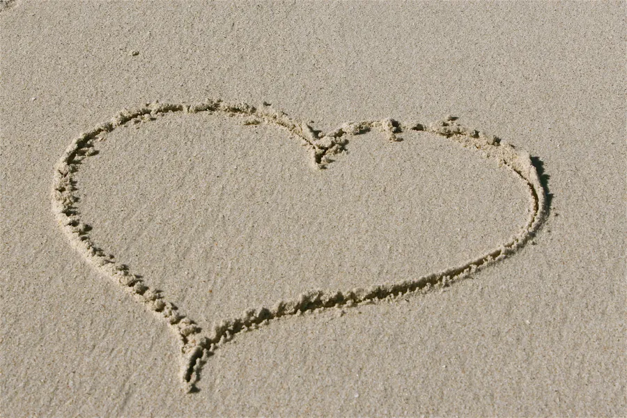Hjerte tegnet i sand.