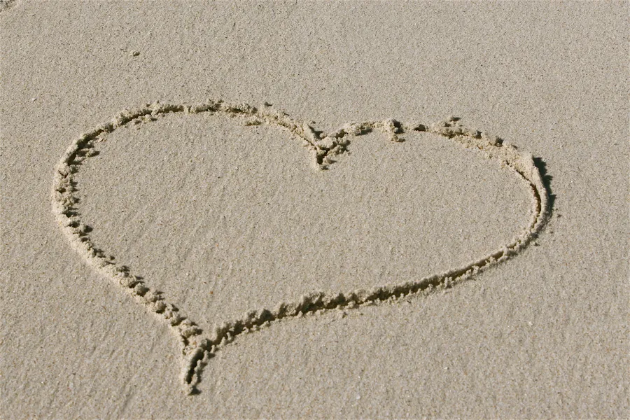 Hjerte tegnet i sand.