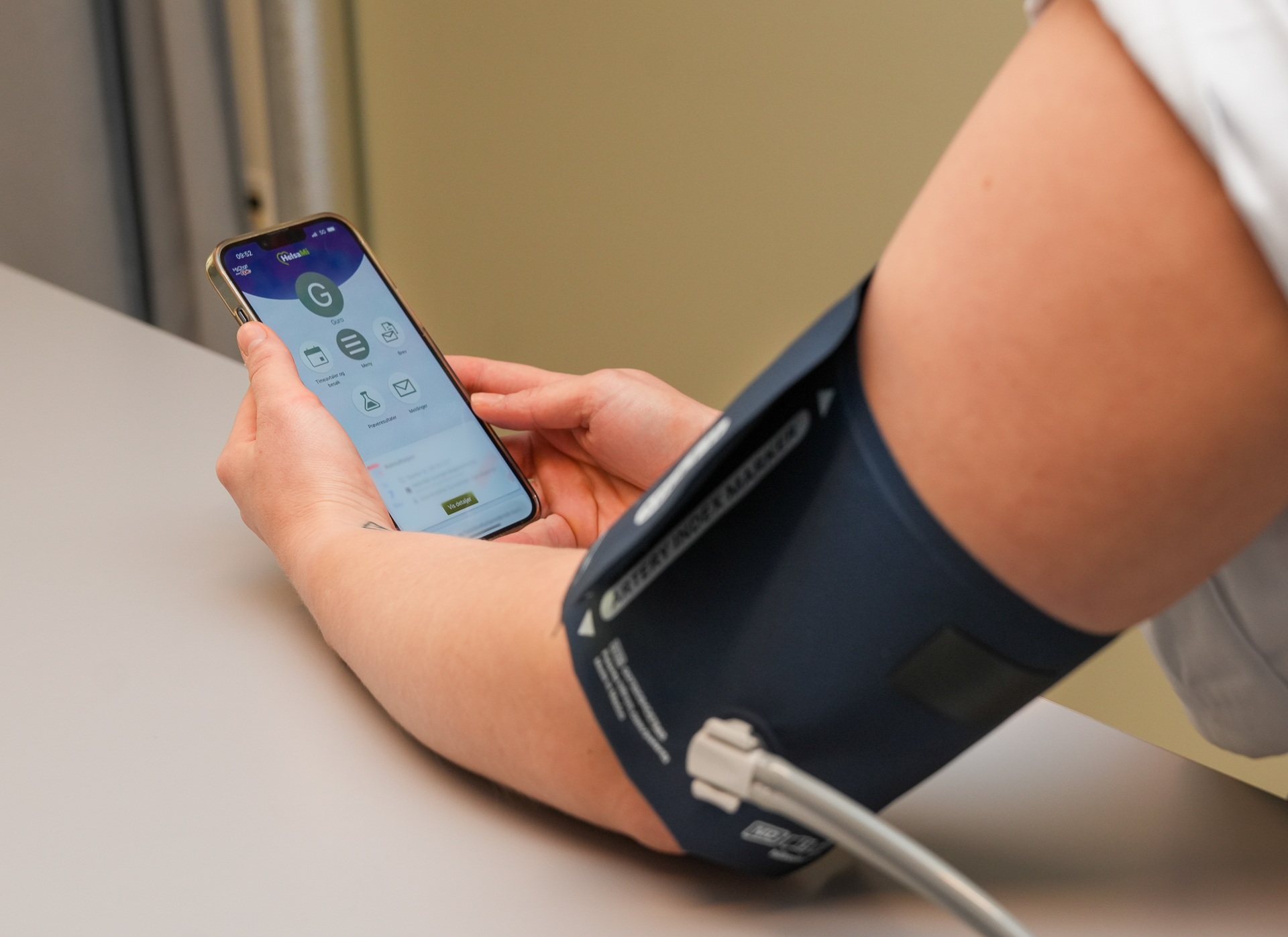 En person som holder en telefon