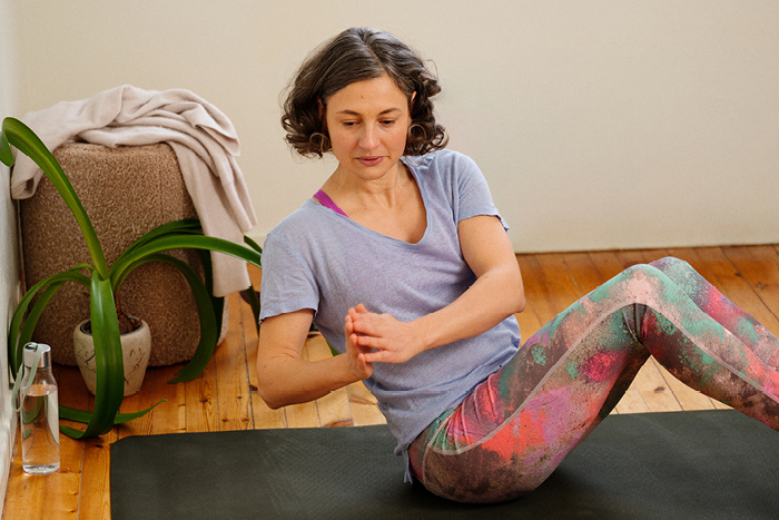 En person som sitter tar situps