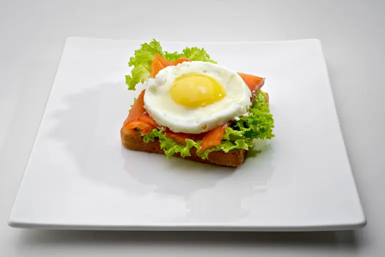 En tallerken med skive med laks og egg.