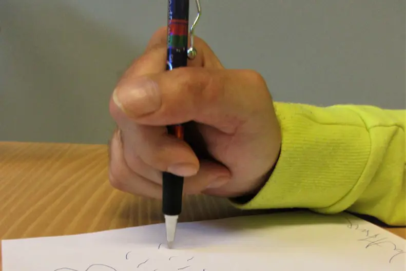 En hånd som holder en penn